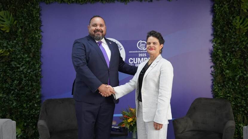 Noemí Espinoza Madrid and Edison Rijna shake hands