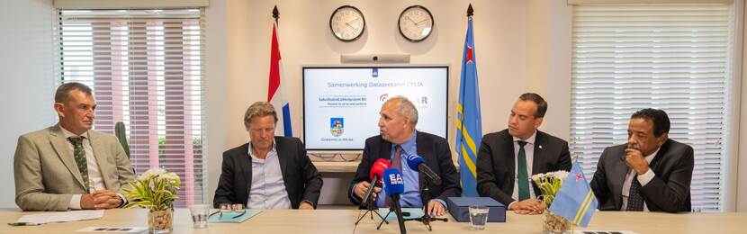 Foto van persmoment ivm aansluiting datazeekabel CELIA met onder andere op de foto demissionair staatsecretaris Eddie van Marum van het Ministerie van Binnenlandse Zaken en Koninkrijksrelaties (BZK).