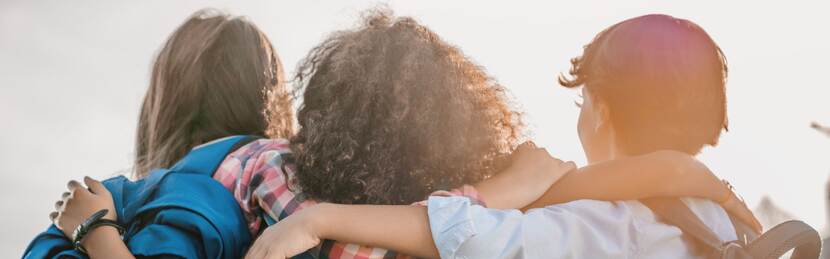 Decoratief: 3 kinderen welke elkaar omarmen