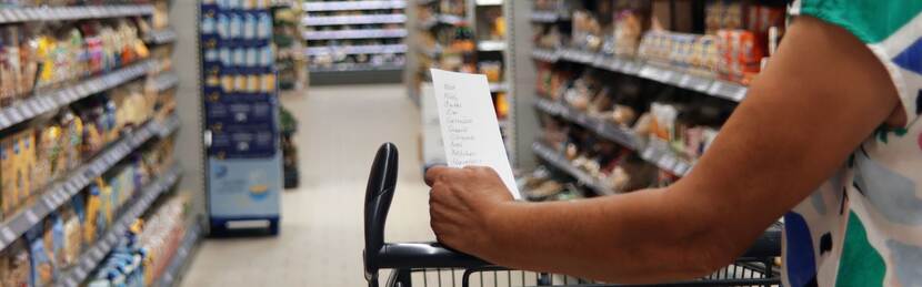 Decoratief: Foto van iemand die boodschappen aan het doen is in een supermarkt
