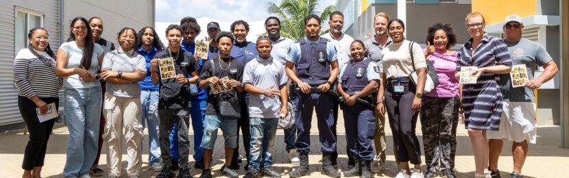 Decoratief: groep mensen op de foto ivm tweede schoolactie ‘Uit de Greep’