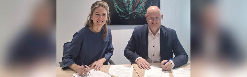 Op foto: Jeroen Traas, directeur van Kadera, en Jantine Homan, manager sociaal domein van ZJCN